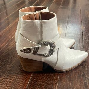 White fashion short cowboy boots